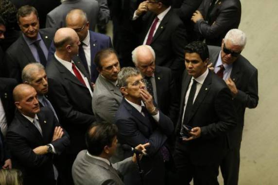 Somatório de abstenções, ausências e votos favoráveis ao presidente chega a 172, 

número que inviabiliza o prosseguimento do processo contra ele na Justiça até o fim do mandato presidencial