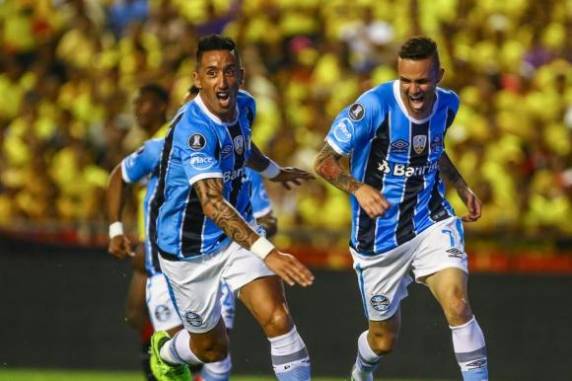 Luan, duas vezes, e Edílson marcaram os gols da partida na noite desta quarta-feira
