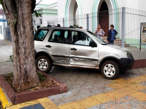 Colisão entre veículos no centro de Santo Ângelo deixa uma pessoa ferida - foto 2