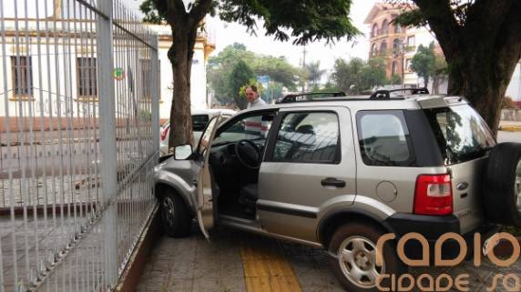 Colisão entre veículos no centro de Santo Ângelo deixa uma pessoa ferida - foto 3