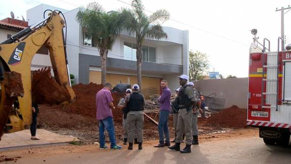 Acidente aconteceu por volta das 17h desta quinta-feira (26), no bairro Vera Cruz. Homem 

ainda não foi identificado pelas autoridades