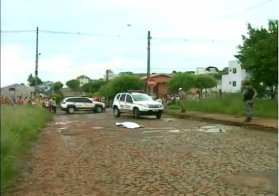 Vítima era colega de trabalho da filha, e havia ido até o local do crime 

para acertar desavenças. Lá, foi agredida pelas duas e morta por estrangulamento