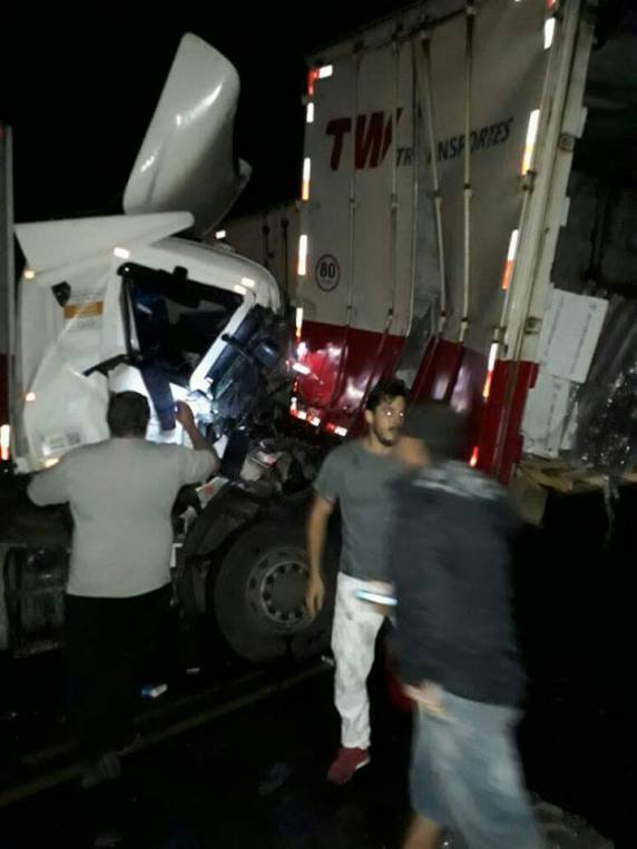 Acidente na RS 135 envolve duas carretas e um automóvel - foto 5