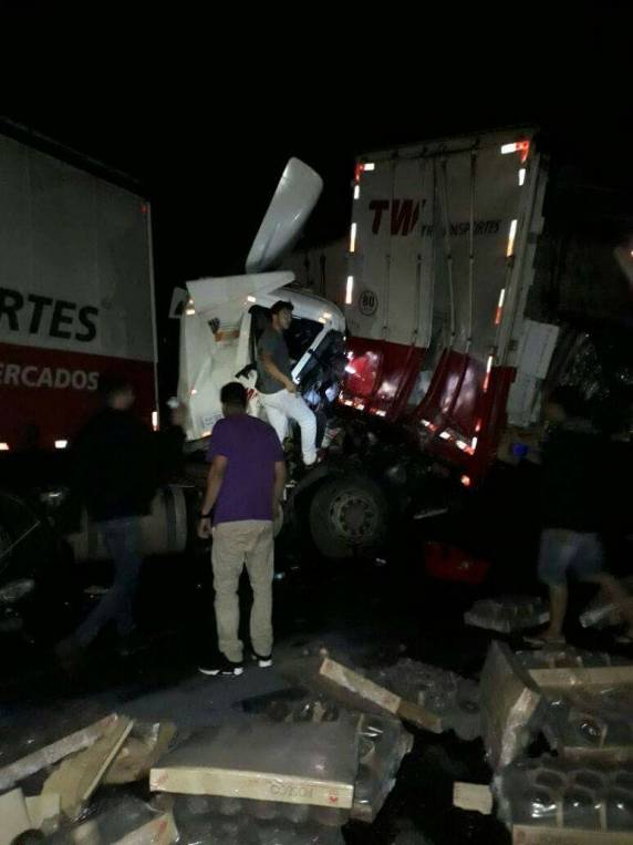 Acidente na RS 135 envolve duas carretas e um automóvel - foto 4