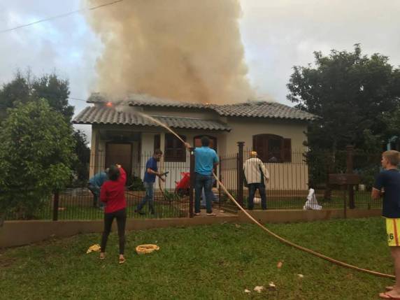 Incêndio consome residência em Guarani das Missões na manhã deste sábado - foto 3