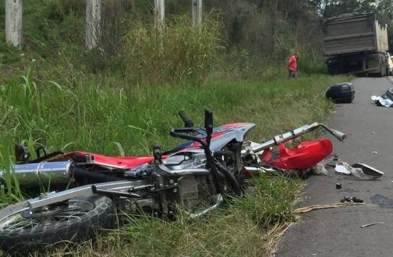 Mulher morreu em saída pista e homem ao colidir moto em caminhão. Acidentes na BR-101 e na SC-108 ocorreram na tarde de sexta-feira