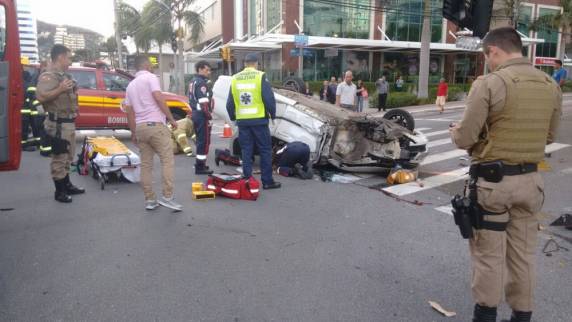 Homem morre após carro entrar embaixo de caminhão na SC-135 no Oeste de SC - foto 3
