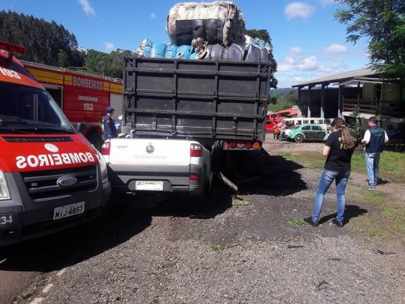 Homem morre após carro entrar embaixo de caminhão na SC-135 no Oeste de SC - foto 2