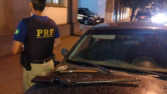 Homem, 

que dirigia carro, fugiu de abordagem e só foi parado 2 quilômetros à frente. No veículo, foi localizado partes de um animal bovino