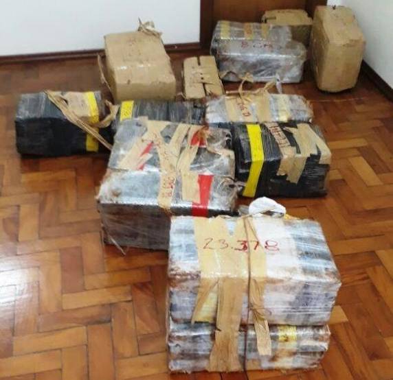 Droga estava no porta-malas de um veículo 

roubado e com placas clonadas