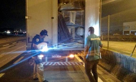 PRF flagra placa adulterada com tinta na BR 101 

em Palhoça - foto 2