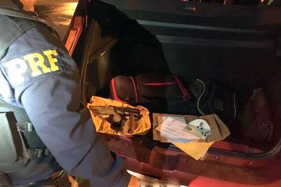 PRF prende dois homens que falsificavam documentos de identidade na BR 101 em
Joinville - foto 2