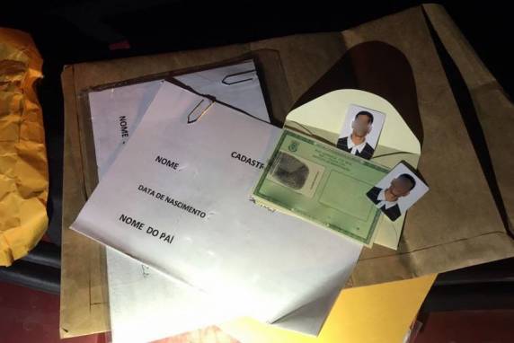 PRF prende dois homens que falsificavam documentos de identidade na BR 101 em
Joinville - foto 4