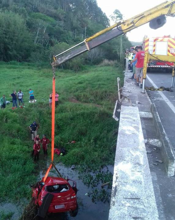 Segundo PRF, veículo caiu da ponte após ultrapassagem. Acidente ocorreu em Imbituba