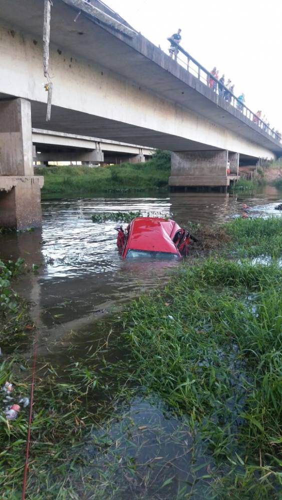 Mulher e duas crianças morrem após carro cair em rio em SC - foto 3