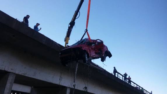 Mulher e duas crianças morrem após carro cair em rio em SC - foto 2