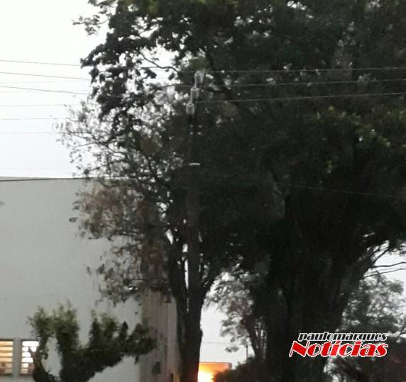 Principal avenida de Três de Maio ficou parcialmente interrompida após o temporal - foto 3