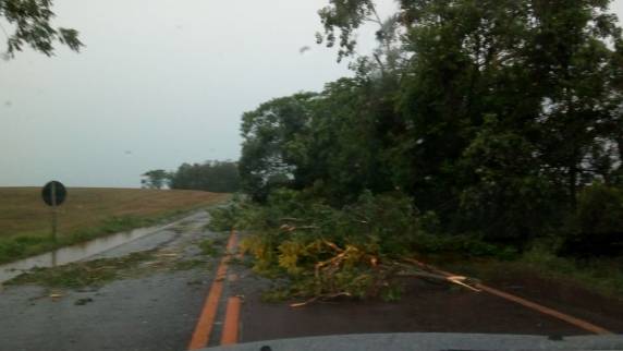 Rodovias da região tiveram bloqueios parciais por
causa do temporal - foto 2