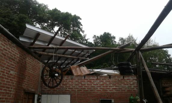 Cobertura de galpão
ficou completamente destruída no interior de Boa Vista do Buricá - foto 4