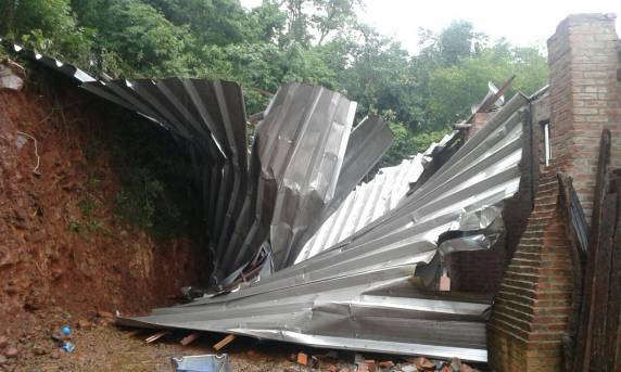 Cobertura de galpão
ficou completamente destruída no interior de Boa Vista do Buricá - foto 2