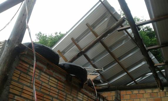 Cobertura de galpão
ficou completamente destruída no interior de Boa Vista do Buricá - foto 3