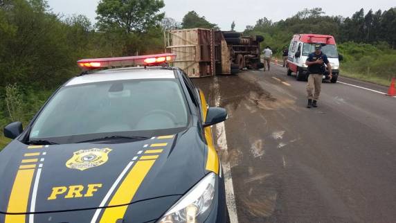 Motorista transportava animais para um frigorífico em São Gabriel, e não se feriu. Circunstâncias do acidente não foram informadas pela PRF