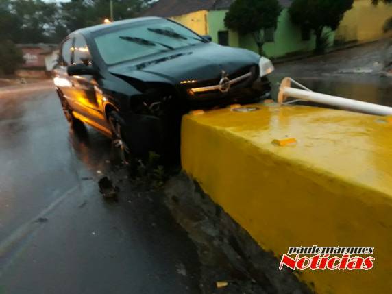 Veículo colide contra o muro de contenção da rua Horizontina, em Três de Maio - foto 4