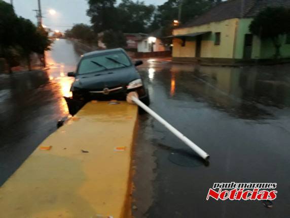 Veículo colide contra o muro de contenção da rua Horizontina, em Três de Maio - foto 2