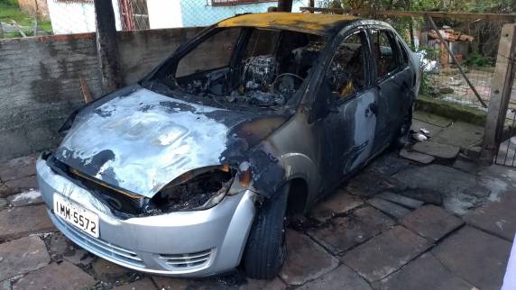 Carro é incendiado em residência em Santiago - foto 3