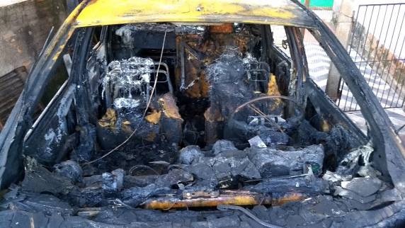 Carro é incendiado em residência em Santiago - foto 2