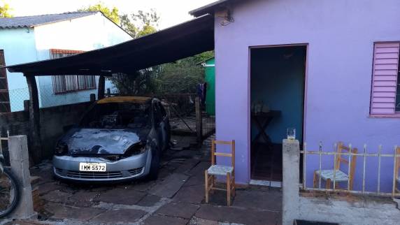 Carro é incendiado em residência em Santiago - foto 5