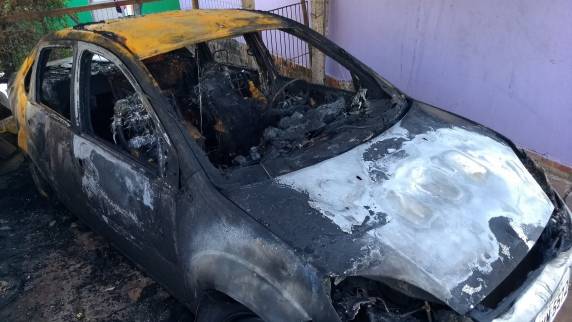 Carro é incendiado em residência em Santiago - foto 4