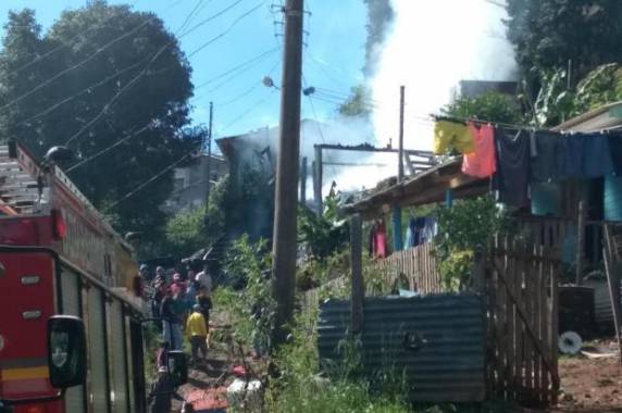 Moradia, localizada no bairro Cânyon, ficou completamente destruída
