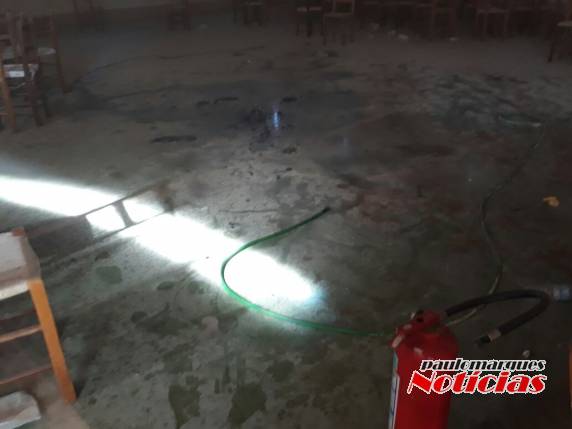 Bombeiros recebem chamado em um princípio de incêndio no Salão da Comunidade São Paulo - foto 2
