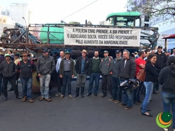 Insegurança na área
rural: mais de 100 agricultores protestam no Fórum de Passo Fundo - foto 4