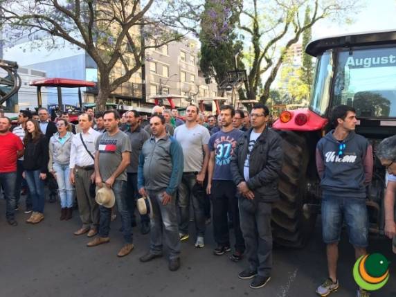 Insegurança na área
rural: mais de 100 agricultores protestam no Fórum de Passo Fundo - foto 3