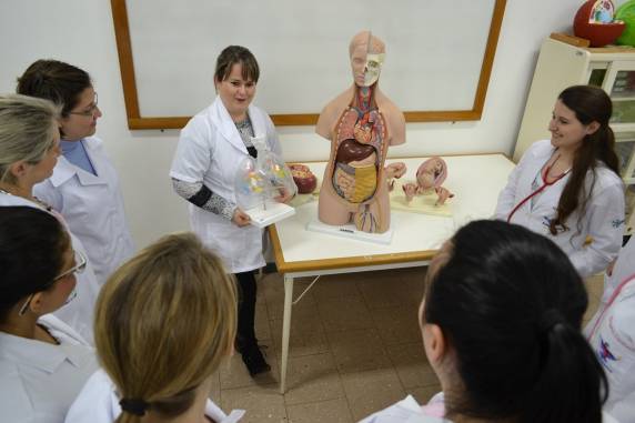 As aulas teóricas ocorrem apenas no período noturno, o que facilita o acesso às pessoas que precisam trabalhar durante a 

faculdade