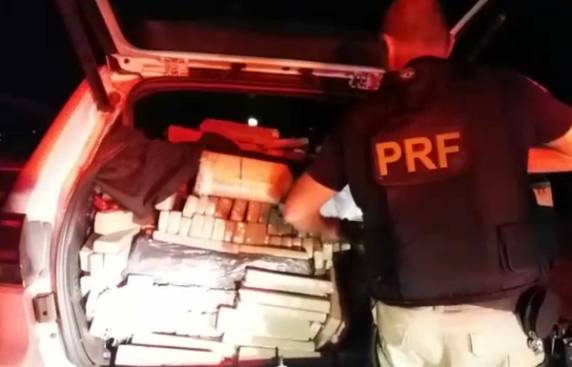 Condutor do veículo fugiu em direção a um matagal após colidir contra a cabeceira 

de uma ponte e não foi preso