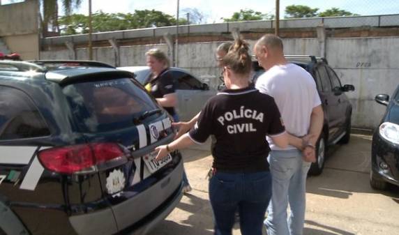 Caroline Moraes Tubino, 30 anos, foi espancada e morta com tiro na nuca no dia 

24 de julho. Polícia acredita que Nilson Lucas Amaral, de 49 anos, tenha encomendado crime por ciúme