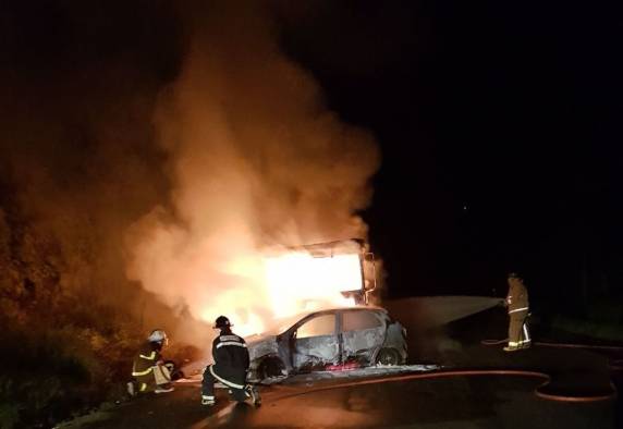 Veículos pegam fogo após colidirem na BR-470 em Rodeio - foto 2