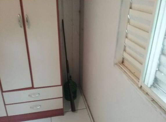 Criança estava sozinha com irmão, em São Miguel do Oeste. Pai do padrasto das crianças, dono da arma, foi preso