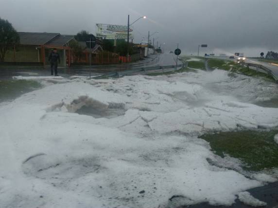 Tempestade com granizo provoca alagamentos, destelhamentos e queda de árvores em Lages - foto 6