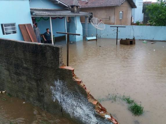 Tempestade com granizo provoca alagamentos, destelhamentos e queda de árvores em Lages - foto 3