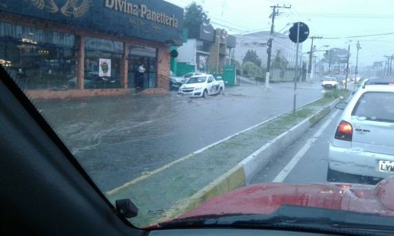 Tempestade com granizo provoca alagamentos, destelhamentos e queda de árvores em Lages - foto 8