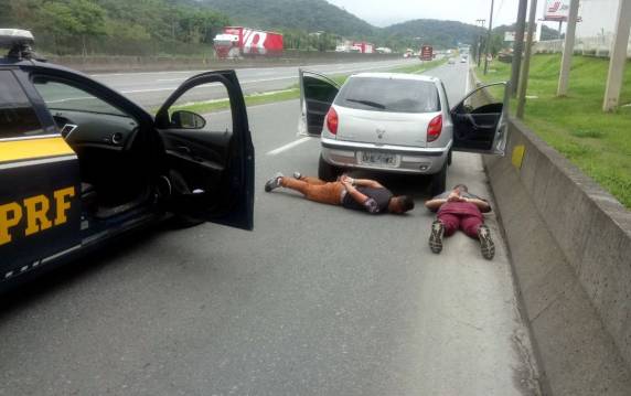 Policiais recuperam objetos furtados de veículos e detém dois envolvidos na BR 101 em Joinville - foto 2