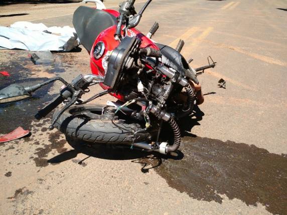 Acidente ocorreu na manhã deste sábado em Pinhalzinho. Motorista do carro foi levada ao hospital