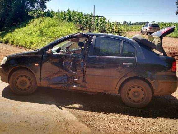 Acidente ocorreu na manhã deste sábado em Pinhalzinho. Motorista do carro foi levada ao hospital