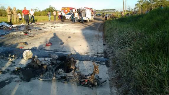Acidente 

ocorreu em Morro Grande. Mulher de 38 anos e homem de 35 estavam na moto e morreram no local