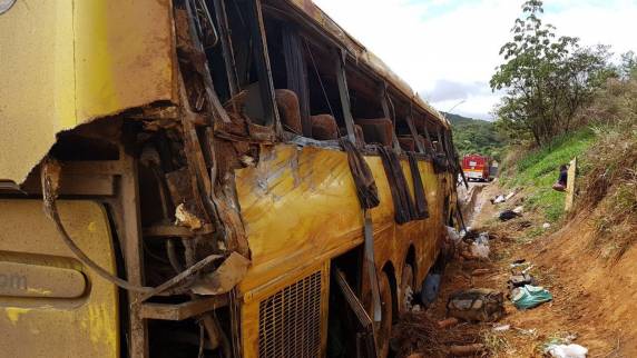 Seis pessoas morreram no local do acidente e a sétima vítima morreu no Hospital Regional de Betim; ônibus seguia da Bahia para São Paulo