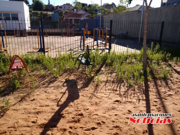 Munícipes reclamam de inços e banheiros fechados na praça do bairro Oriental - foto 4
